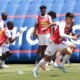 La plantilla de Liga de Quito realiza el calentamiento en la previa ante Macará. Foto: API