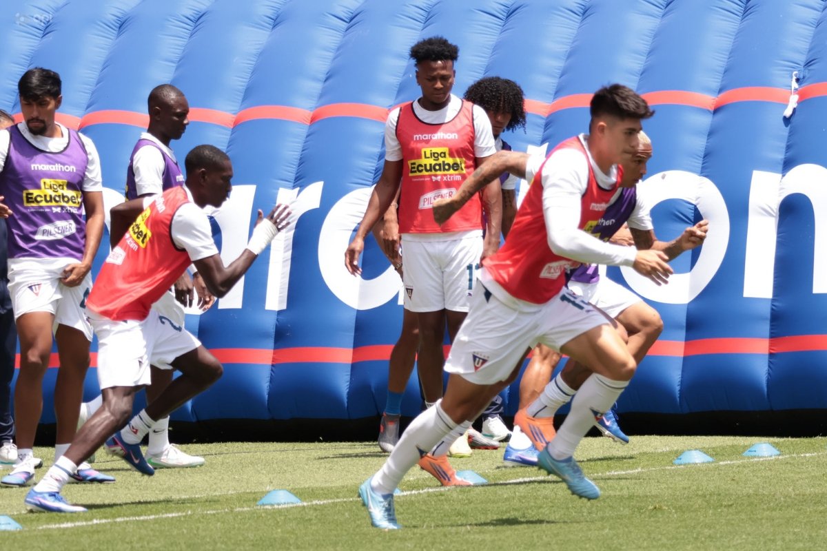La plantilla de Liga de Quito realiza el calentamiento en la previa ante Macará. Foto: API
