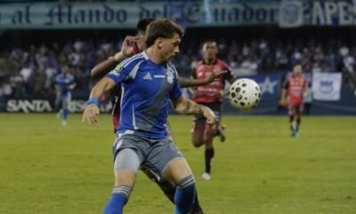 Luca Klimiwicz, de Emelec, es marcado por un jugador del Deportivo Cuenca. Foto: API