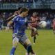 Luca Klimiwicz, de Emelec, es marcado por un jugador del Deportivo Cuenca. Foto: API