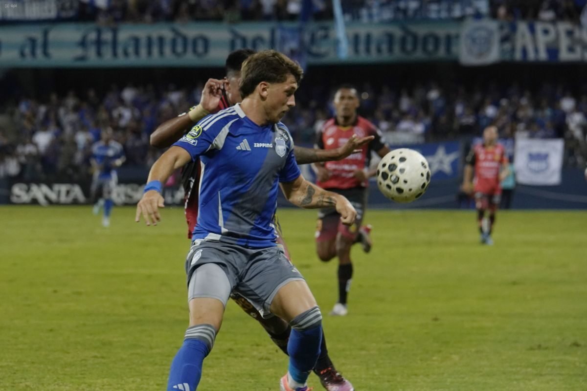 Luca Klimiwicz, de Emelec, es marcado por un jugador del Deportivo Cuenca. Foto: API