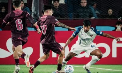 Luis Segovia, de Liga de Quito, ante jugadores de Lanús. Foto: LDU