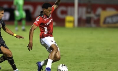 Leones FC disputa la LigaPro en el estadio Olímpico de Ibarra. Foto: API