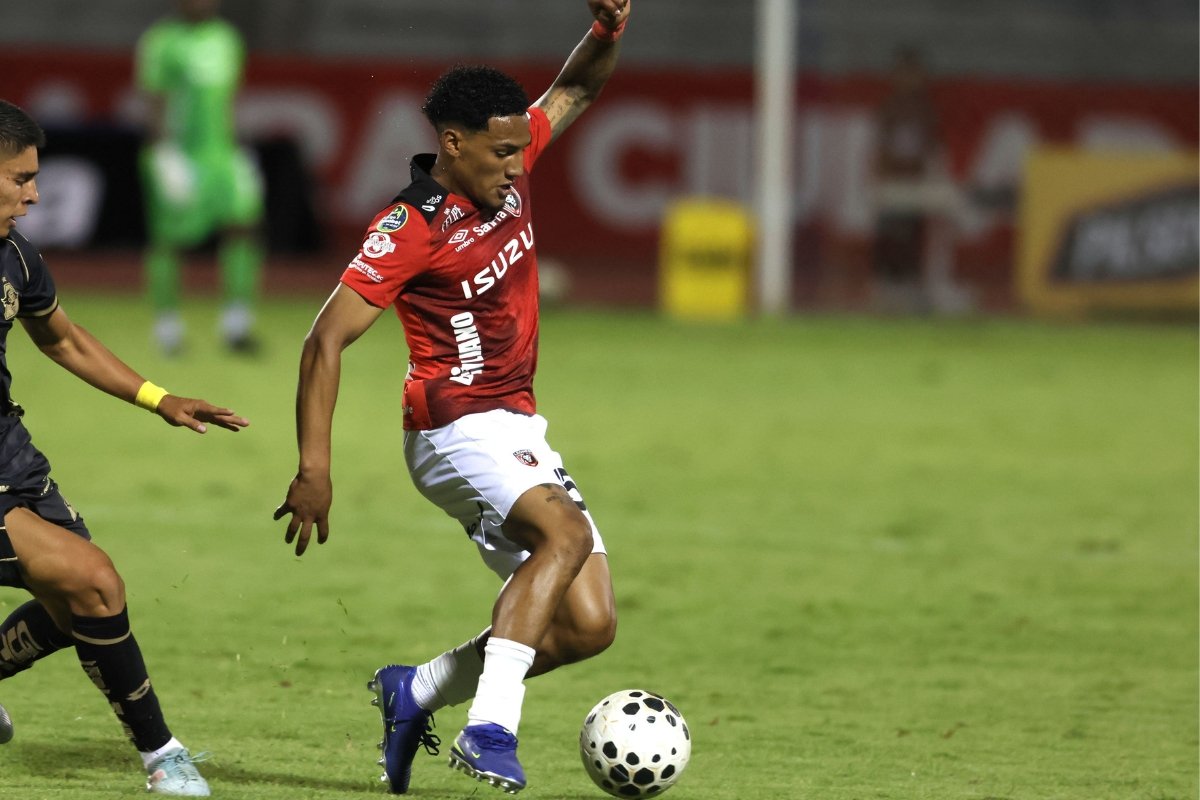 Leones FC disputa la LigaPro en el estadio Olímpico de Ibarra. Foto: API