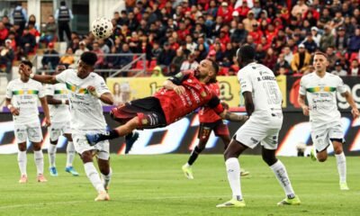 Lucas Mancinelli, de Deportivo Cuenca, ante Beder Caicedo, de Orense. Foto: API