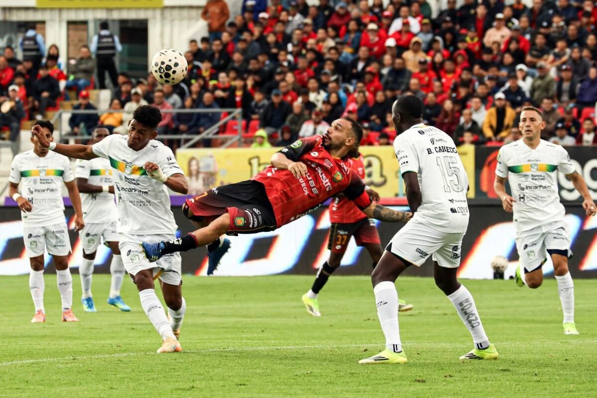 Lucas Mancinelli, de Deportivo Cuenca, ante Beder Caicedo, de Orense. Foto: API