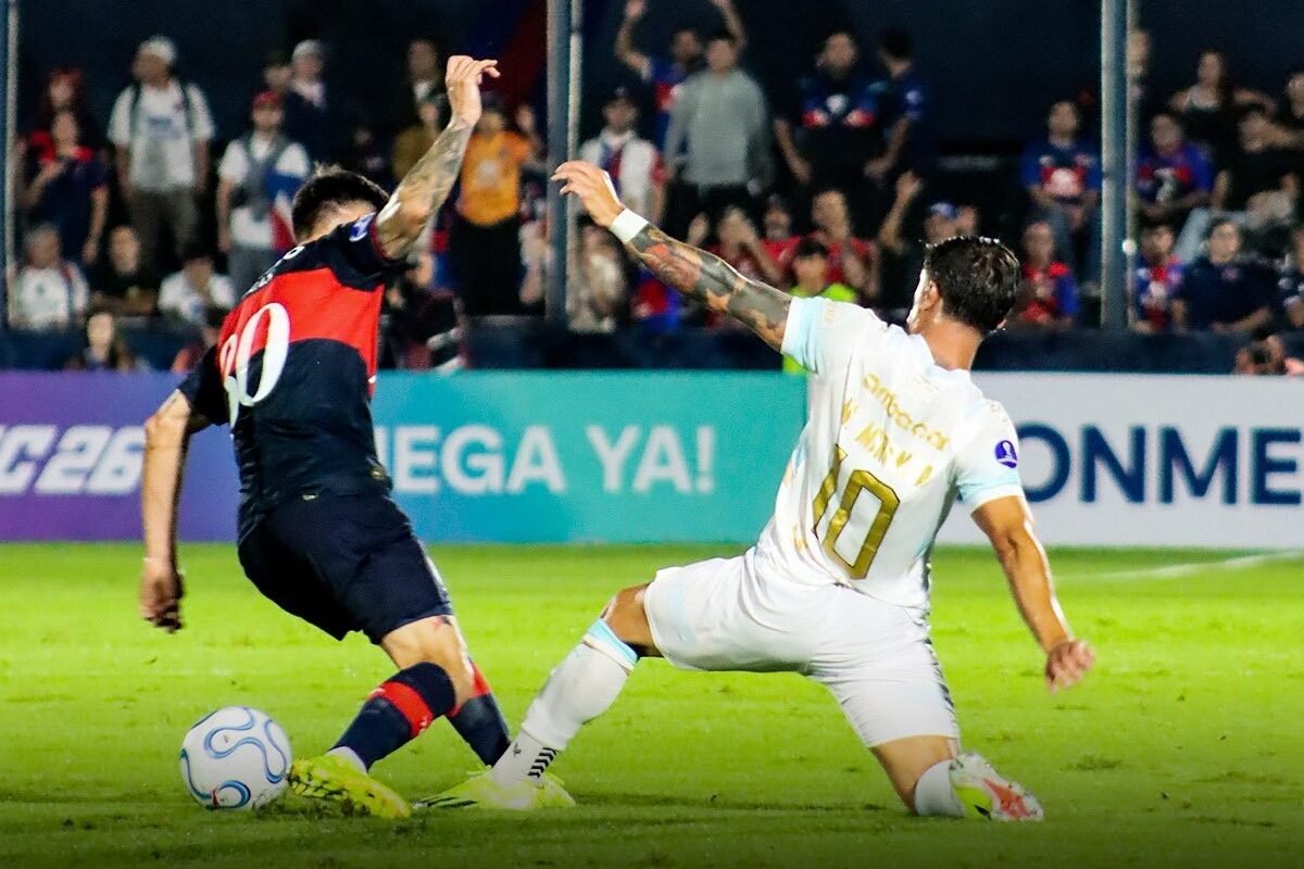 Matías Miranda, de Macará, en el partido ante Tigre, en la Sudamericana. Foto: Macará