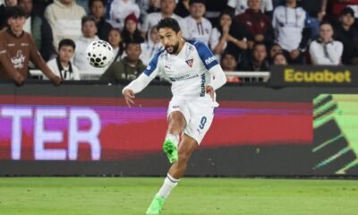 Jeison Medina disputa la LigaPro frente a Barcelona SC en el estadio Rodrigo Paz. Foto: API