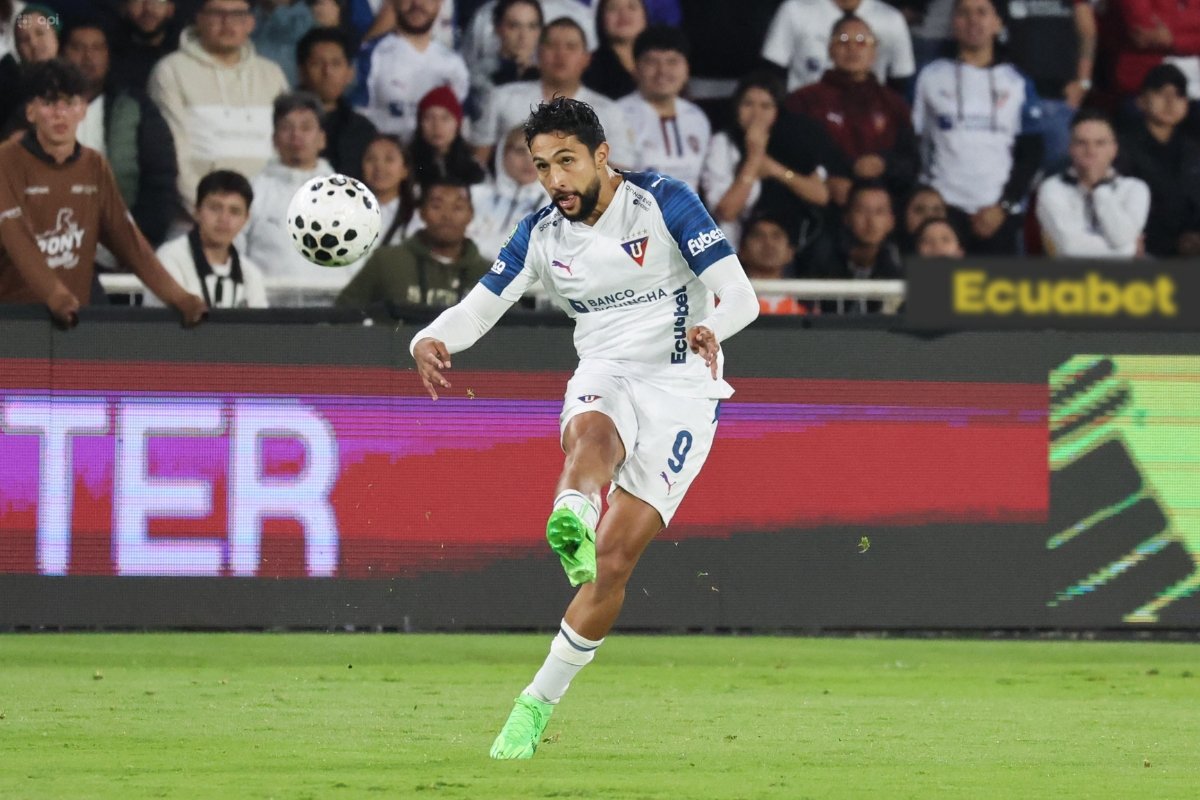 Jeison Medina disputa la LigaPro frente a Barcelona SC en el estadio Rodrigo Paz. Foto: API
