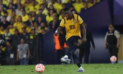 Moisés Caicedo disputa las Eliminatorias Sudamericanas frente Argentina. Foto: API