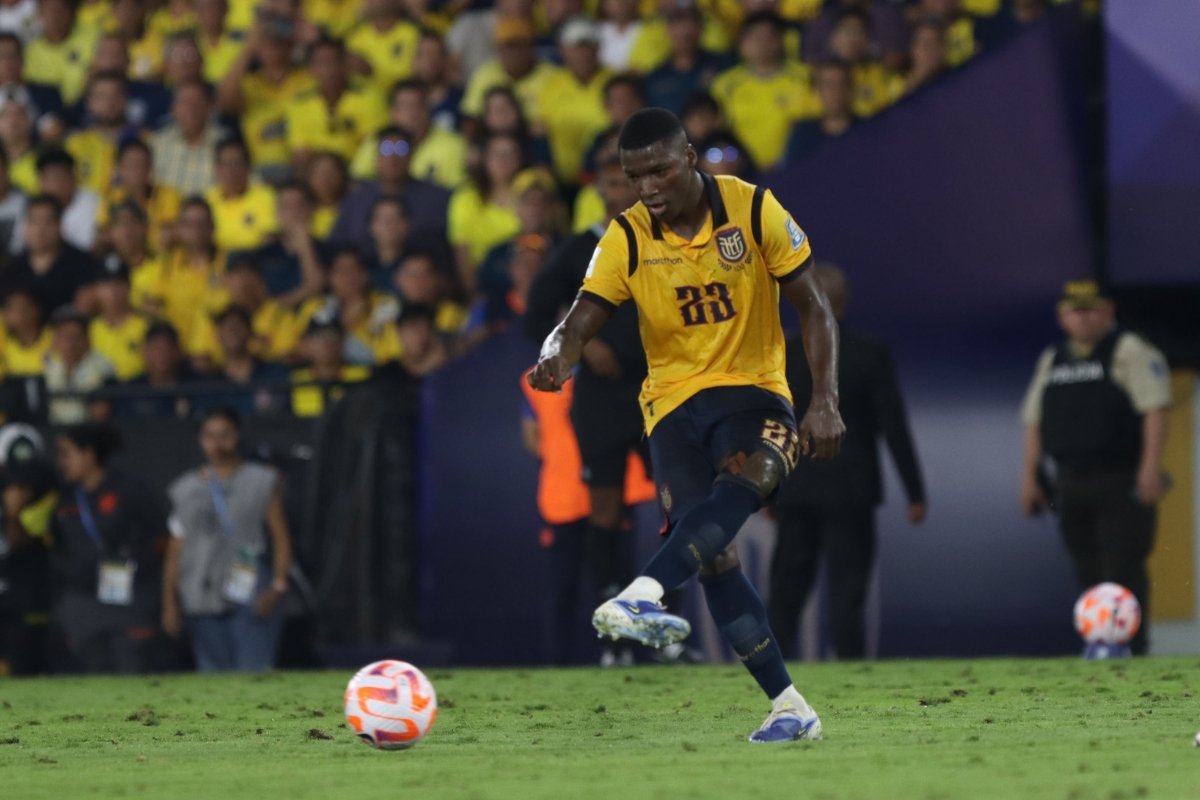 Moisés Caicedo disputa las Eliminatorias Sudamericanas frente Argentina. Foto: API