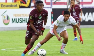 Carlos Orejuela (Mushuc Runa) disputa el balón ante Jonathan Majao (T. Universitario). Foto: API