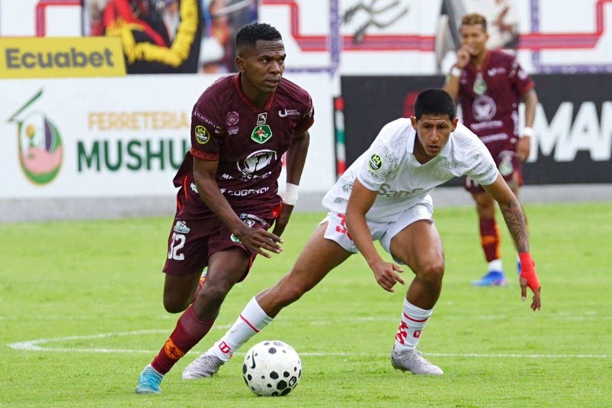 Carlos Orejuela (Mushuc Runa) disputa el balón ante Jonathan Majao (T. Universitario). Foto: API