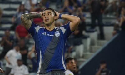 José Neris se toma la cabeza mientras juega ante Guayaquil City en la LigaPro. Foto: API