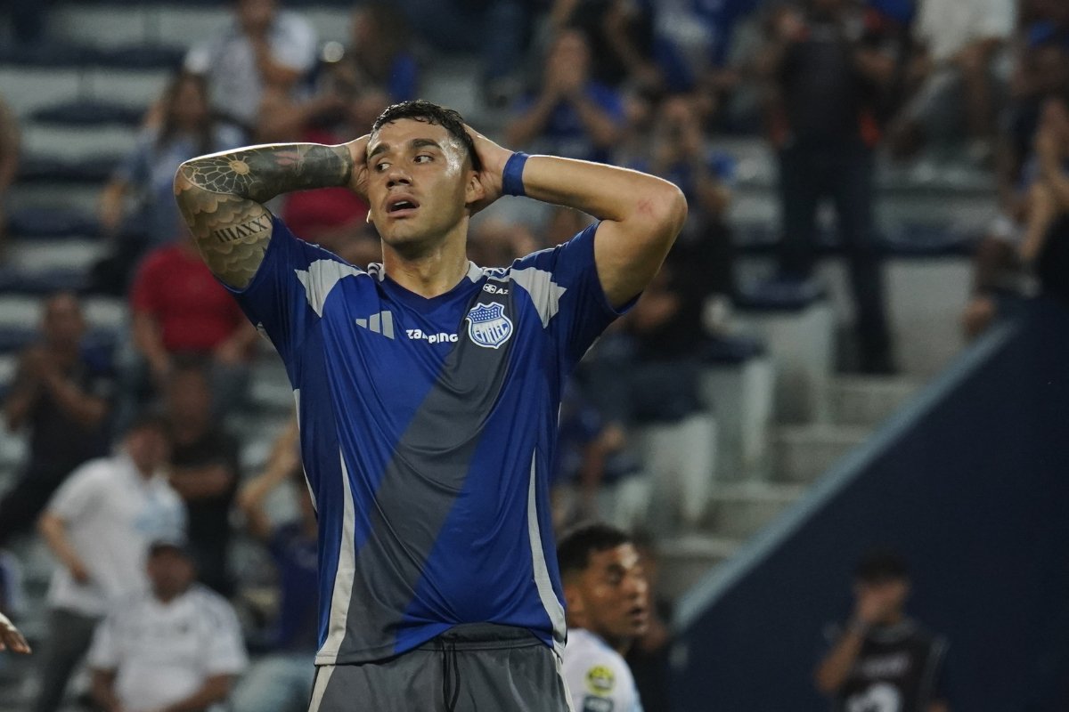 José Neris se toma la cabeza mientras juega ante Guayaquil City en la LigaPro. Foto: API
