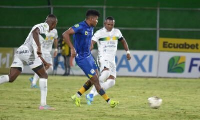 Pedro Velasco, de Orense, marca a un jugador del Delfín. Foto: API