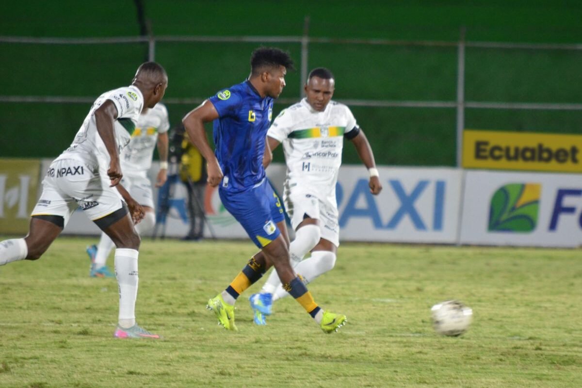 Pedro Velasco, de Orense, marca a un jugador del Delfín. Foto: API
