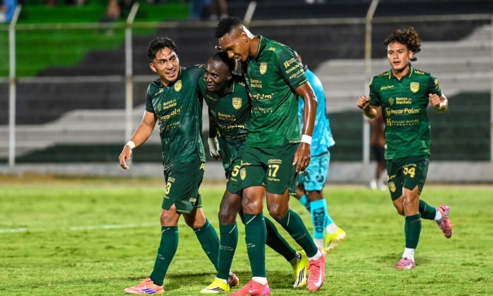 La plantilla de Orense SC celebra un gol marcado en la LigaPro ante Libertad. Foto API