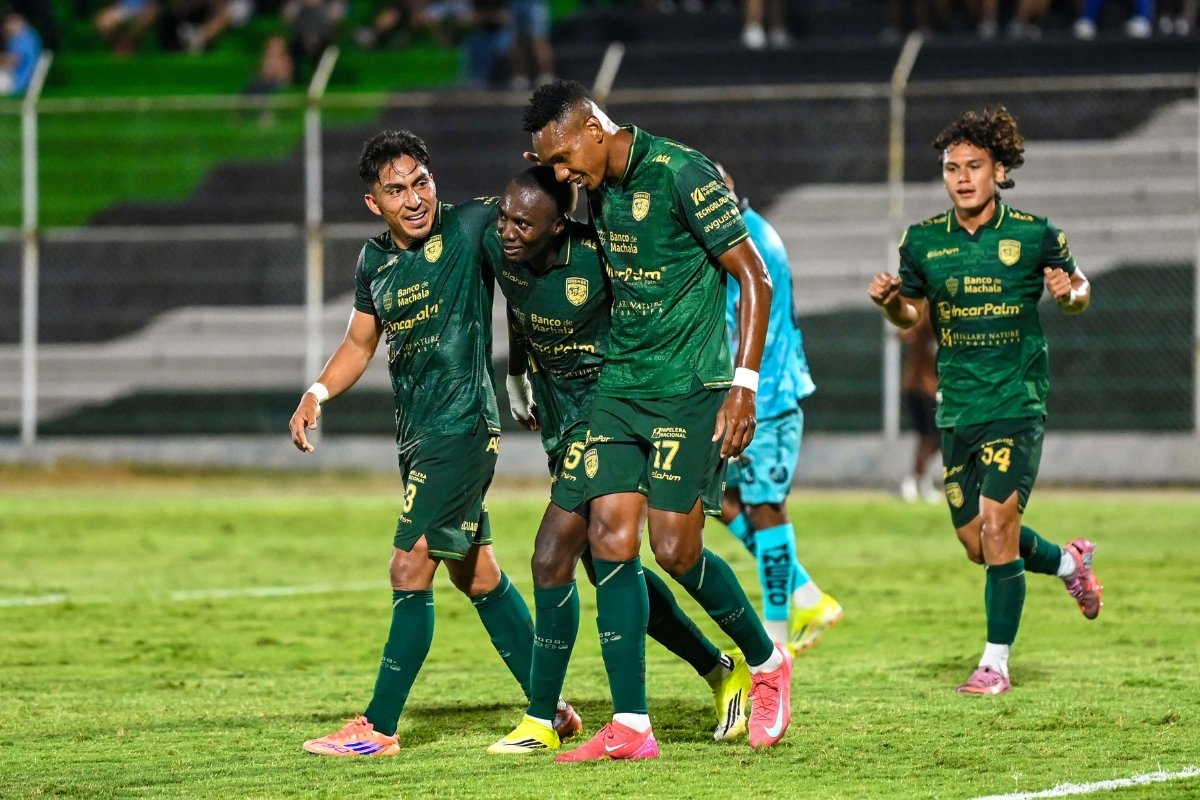 La plantilla de Orense SC celebra un gol marcado en la LigaPro ante Libertad. Foto API