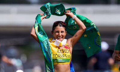 Paula Torres festeja al ganar los 42 km de la maratón de marcha por equipos. Foto: Wolrd Athletics