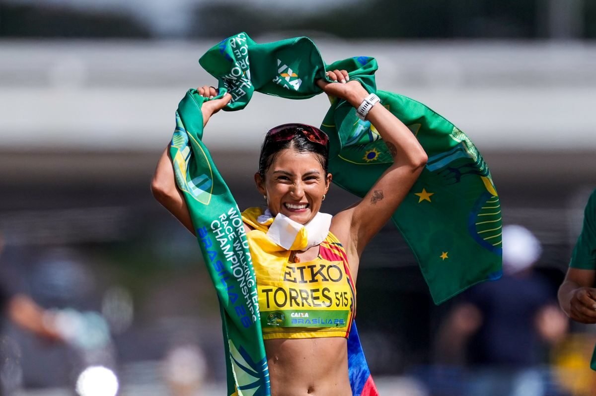 Paula Torres festeja al ganar los 42 km de la maratón de marcha por equipos. Foto: Wolrd Athletics