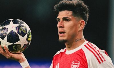 Piero Hincapié sostiene el balón de la Champions League. Foto: Arsenal