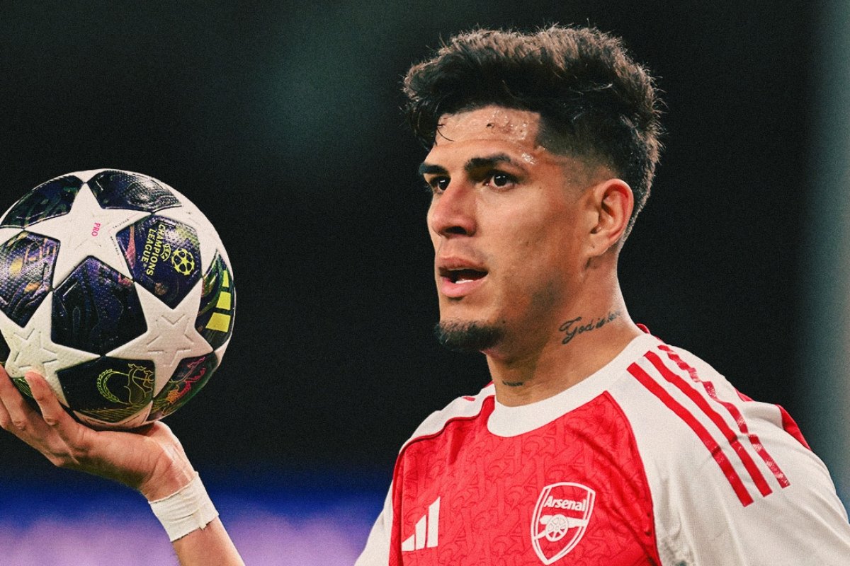 Piero Hincapié sostiene el balón de la Champions League. Foto: Arsenal