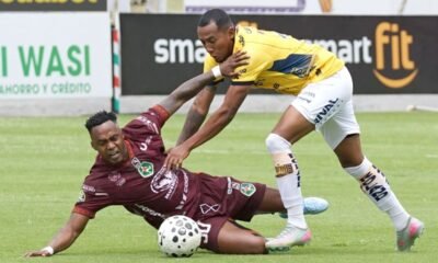 Renato Ibarra, de Mushuc Runa, ante un jugador del Deportivo Cuenca. Foto: API