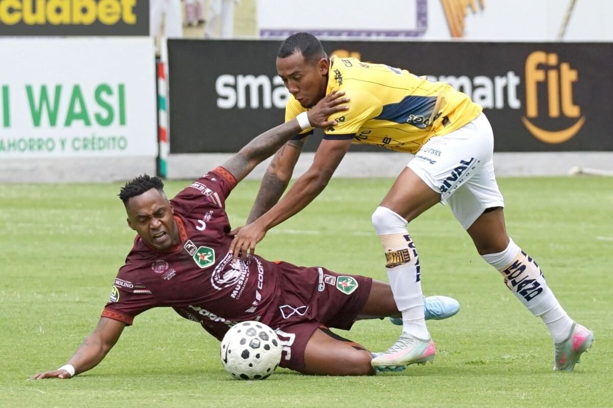 Renato Ibarra, de Mushuc Runa, ante un jugador del Deportivo Cuenca. Foto: API