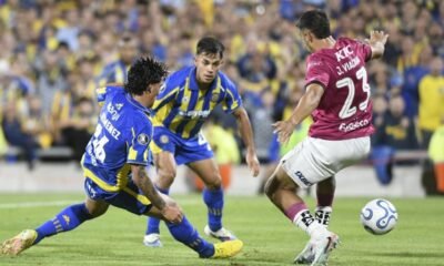 Juan Viacava, de Independiente del Valle, ante Enzo Giménez, de Rosario Central. Foto: Rosario Central