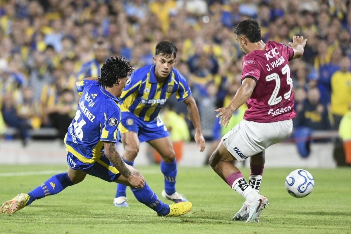 Juan Viacava, de Independiente del Valle, ante Enzo Giménez, de Rosario Central. Foto: Rosario Central