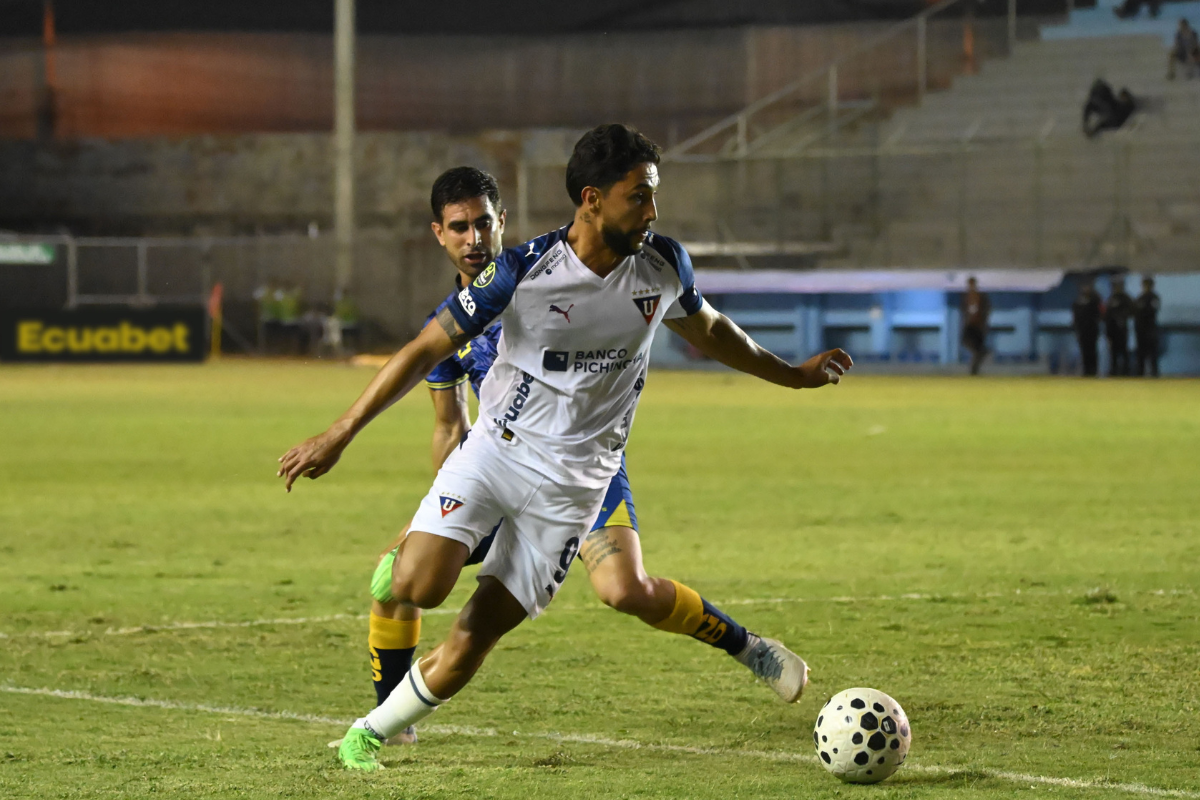 Jeison Medina juega con Liga de Quito ante Delfín en Manta. Foto: API