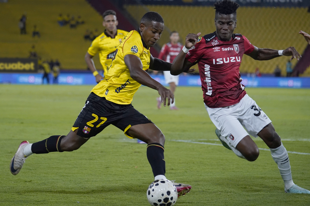 Willian Vargas juega con Barcelona SC ante Leones FC. Foto: API