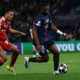 Willian Pacho juega con el PSG ante el Liverpool en la Champions League. Foto: PSG