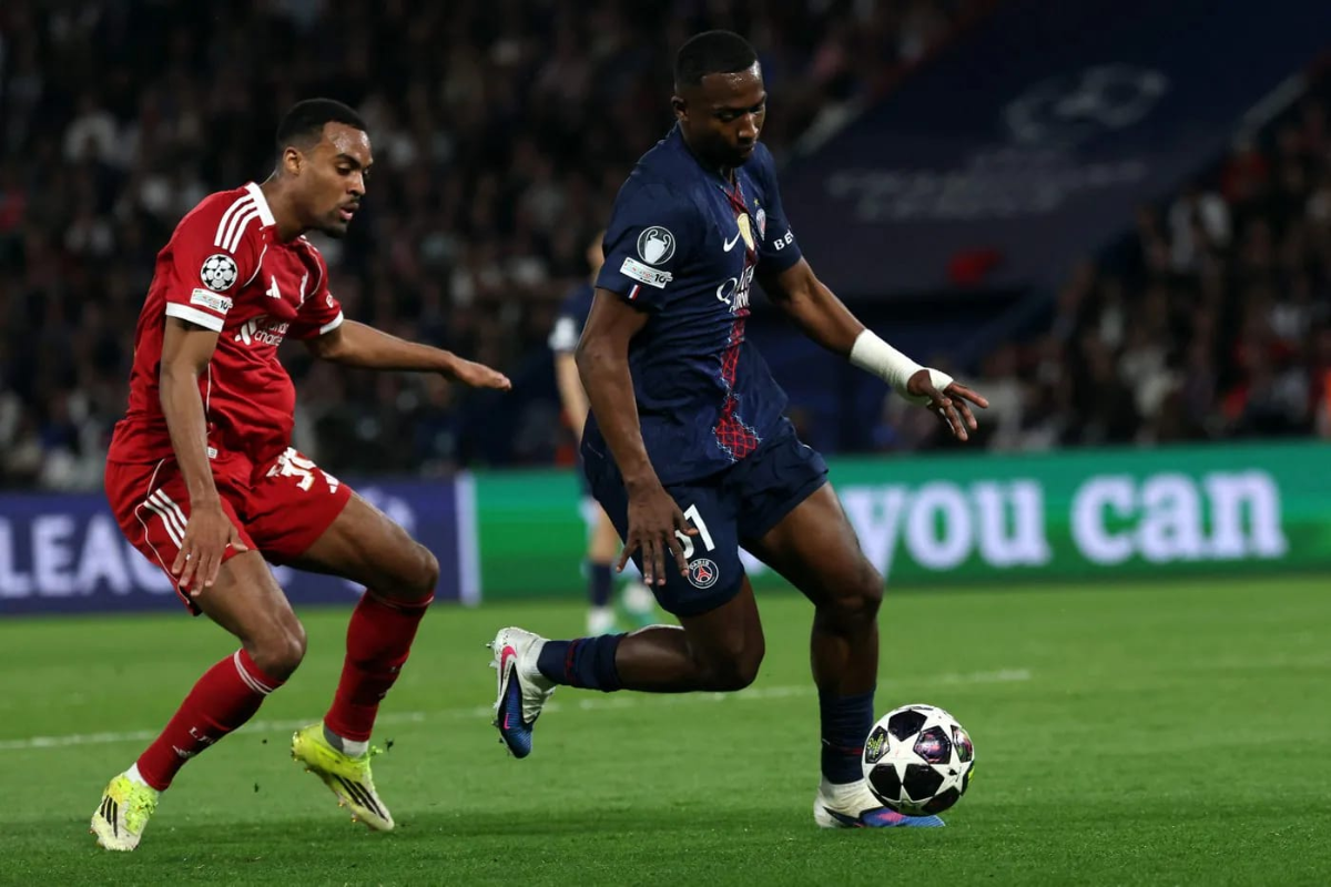 Willian Pacho juega con el PSG ante el Liverpool en la Champions League. Foto: PSG