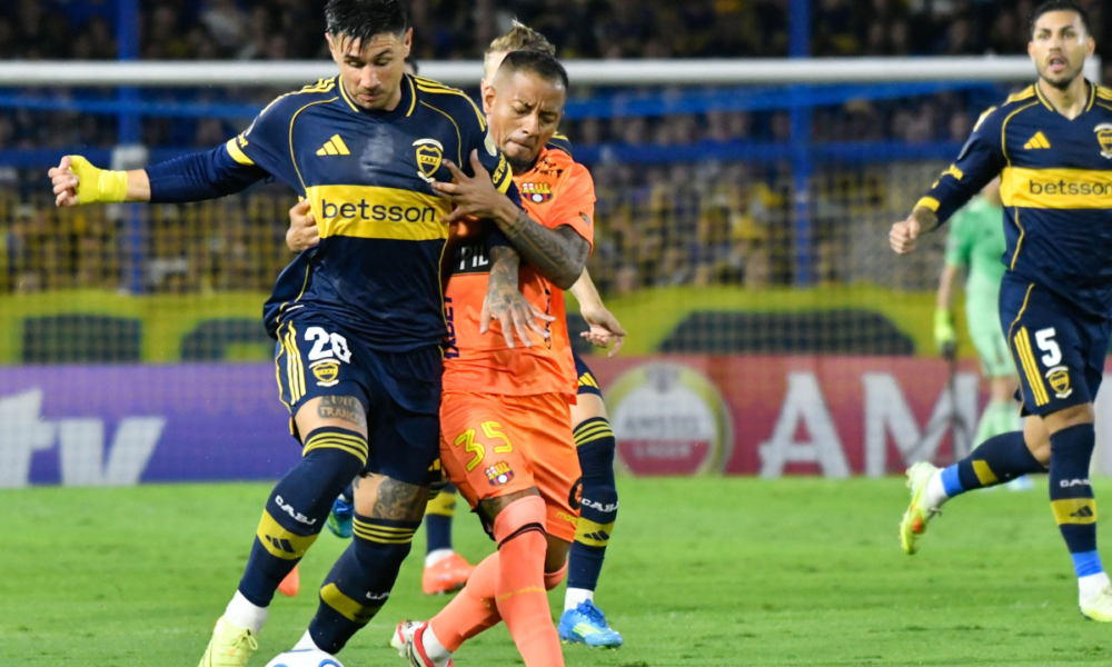Jefferson Intriago y Leandro Paredes disputan una pelota en el partido entre Barcelona SC y Boca Juniors. Foto: API