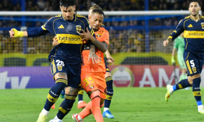 Jefferson Intriago y Leandro Paredes disputan una pelota en el partido entre Barcelona SC y Boca Juniors. Foto: API