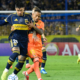 Jefferson Intriago y Leandro Paredes disputan una pelota en el partido entre Barcelona SC y Boca Juniors. Foto: API