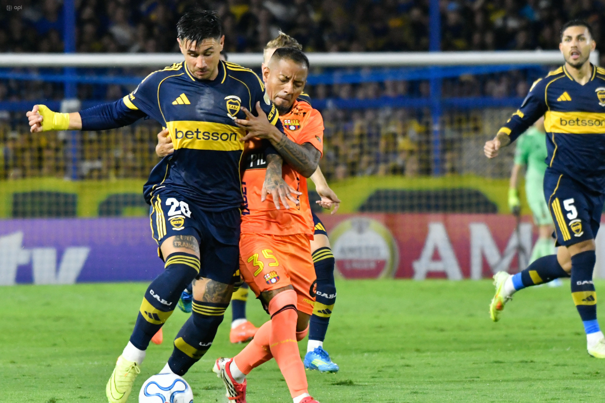 Jefferson Intriago y Leandro Paredes disputan una pelota en el partido entre Barcelona SC y Boca Juniors. Foto: API