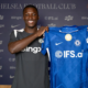 Moisés Caicedo firma su contrato de renovación con el Chelsea. Foto: Chelsea
