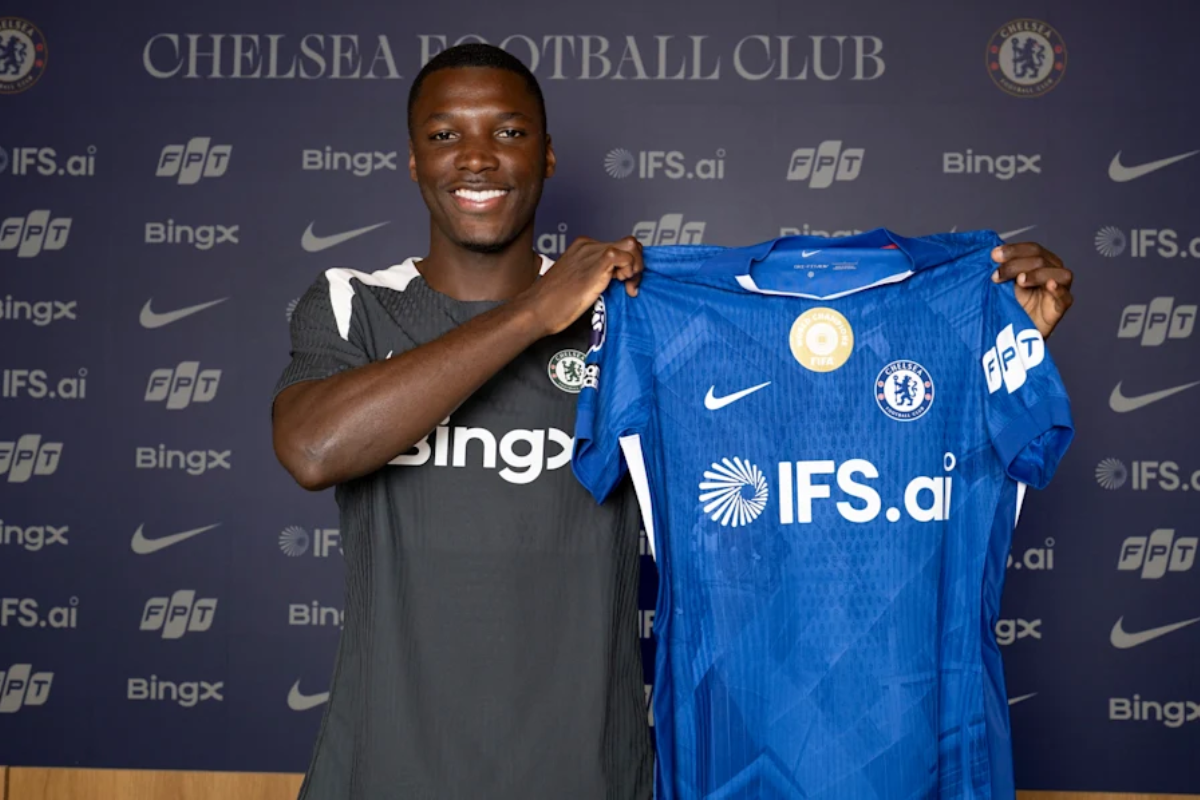 Moisés Caicedo firma su contrato de renovación con el Chelsea. Foto: Chelsea