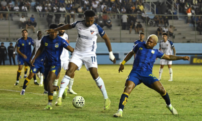 Michael Estrada disputa una pelota con Liga de Quito ante Delfín. Foto: API