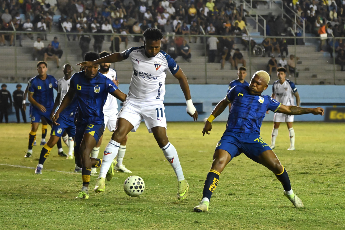 Michael Estrada disputa una pelota con Liga de Quito ante Delfín. Foto: API