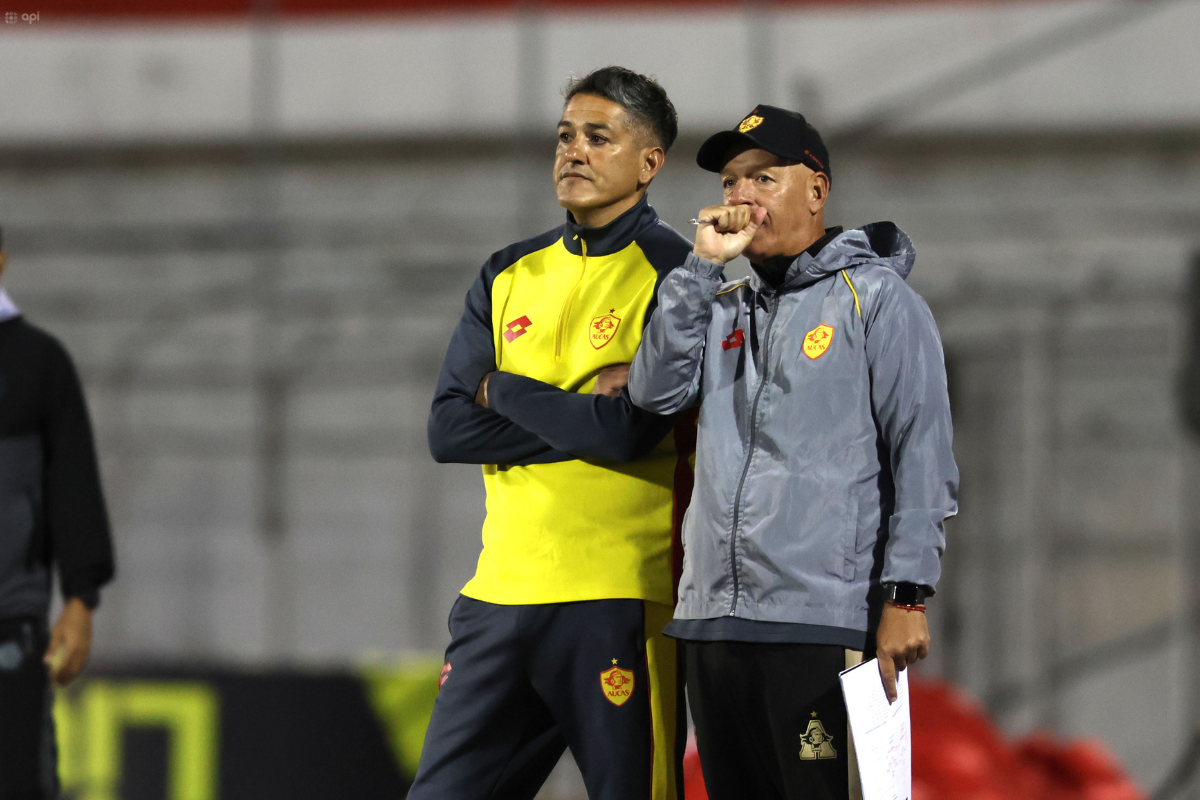 Norberto Araujo dirige a Aucas ante Leones FC en la LigaPro. Foto: API