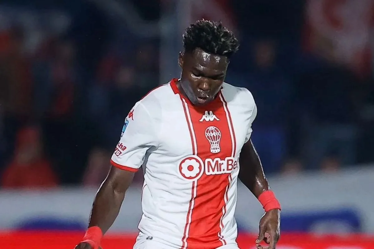 Jordy Caicedo juega un partido con Huracán en Argentina. Foto: Huracán