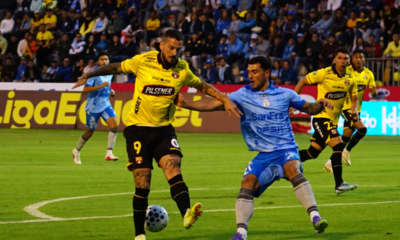 Darío Benedetto disputa una pelota con Barcelona SC ante Macará. Foto: API