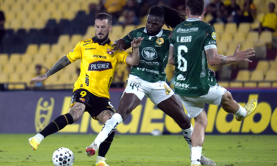 Darío Benedetto disputa una pelota con Barcelona SC ante Mushuc Runa. Foto: API