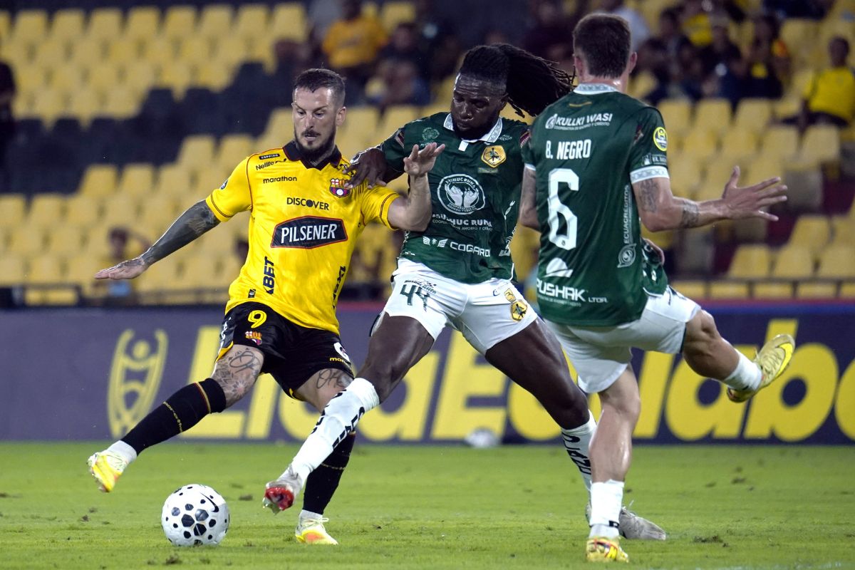 Darío Benedetto disputa una pelota con Barcelona SC ante Mushuc Runa. Foto: API