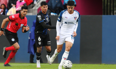 Gabriel Villamil disputa una pelota con Liga de Quito ante IDV. Foto: API