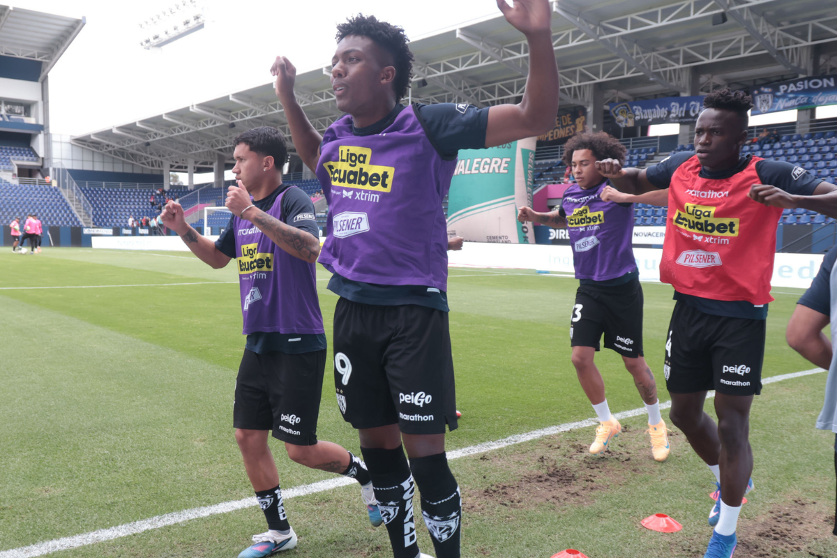 Jugadores de IDV calientan previo al partido ante Leones FC. Foto: API